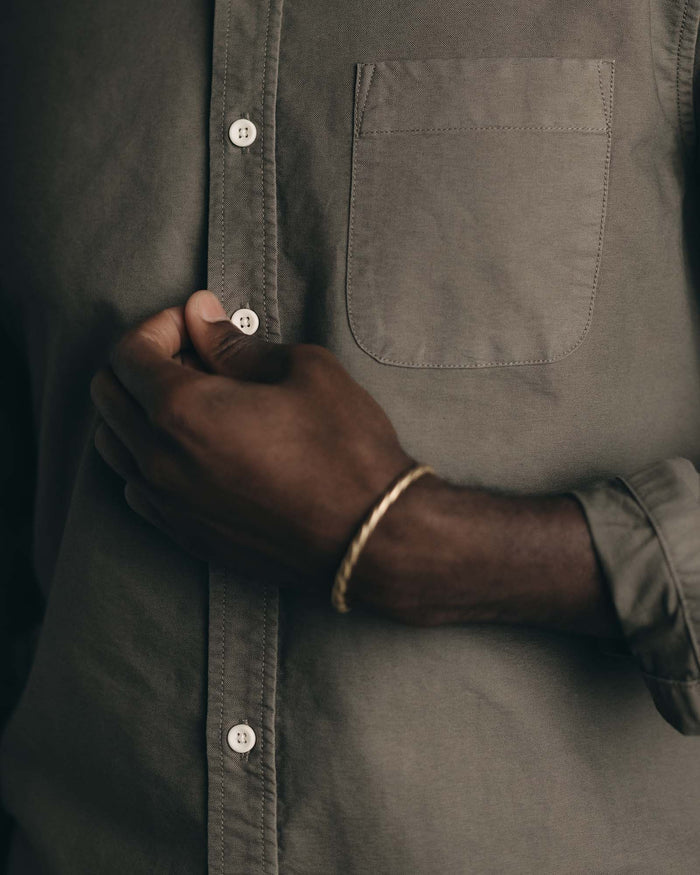 fit model showing off the back collar on The Jack in Smoked Olive Oxford