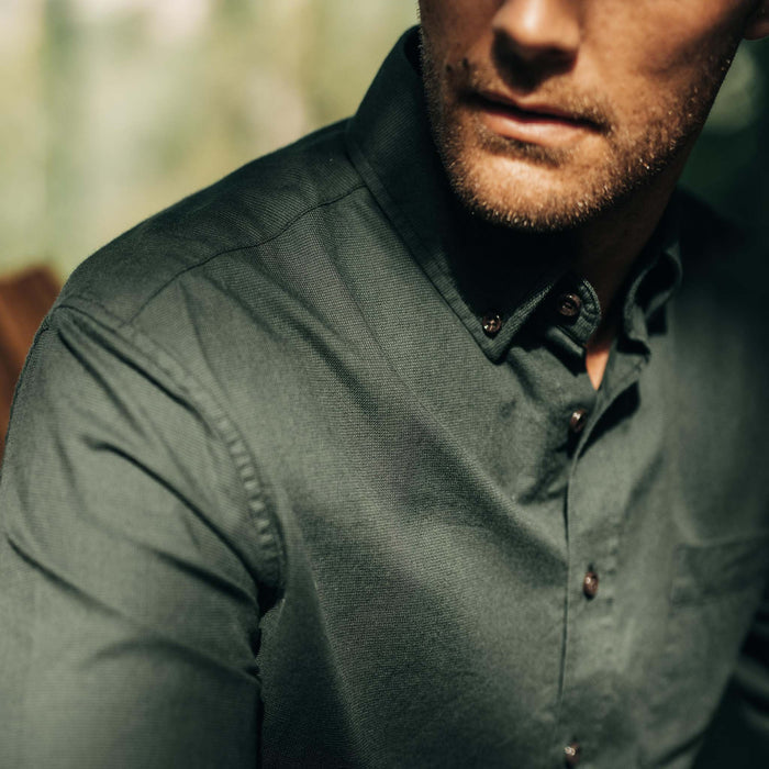 fit model showing the collar on The Jack in Spruce Houndstooth Check