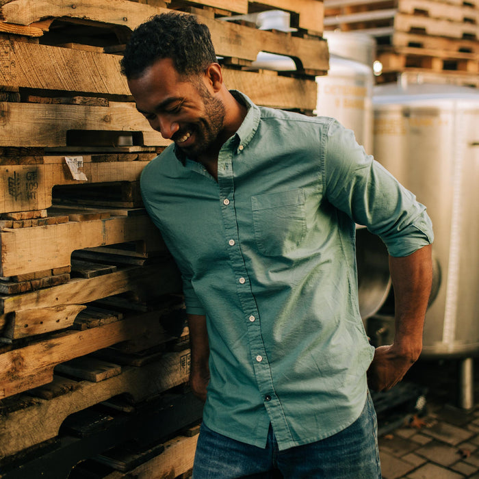 fit model wearing The Jack in Teal Oxford