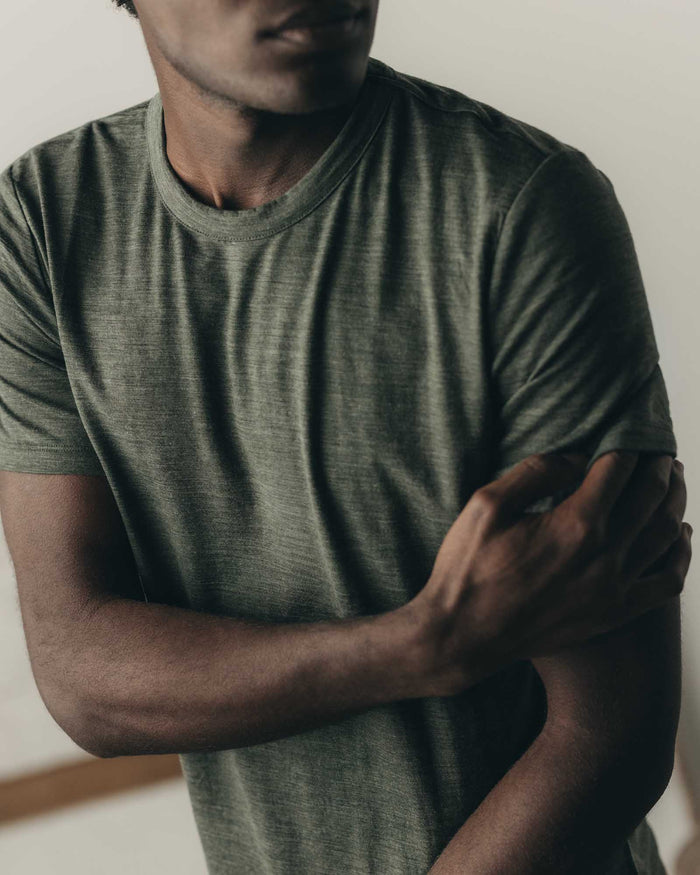 fit model showing off The Merino Tee in Heather Army