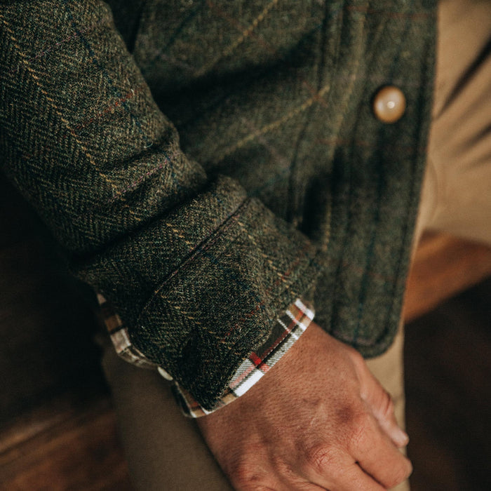 fit model wearing The Ojai Jacket in Olive Tweed Herringbone, wrist shot