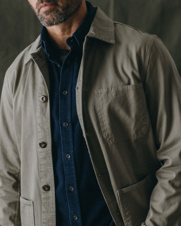 fit model showing off the back of The Ojai Jacket in Organic Smoked Olive Foundation Twill