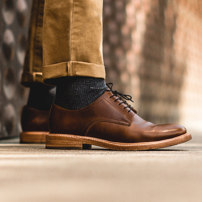 A close up of our fit model in the Oxford Shoes