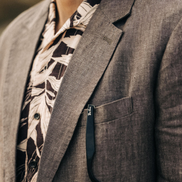 fit model showing the front chest pocket on The Sheffield Sport Coat in Cocoa Linen
