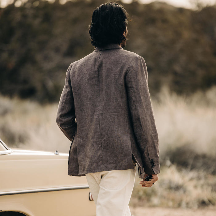 fit model showing the back of The Sheffield Sport Coat in Cocoa Linen
