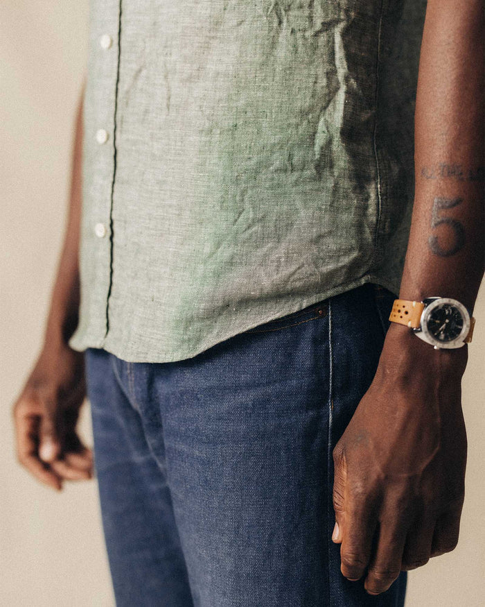 fit model showing off the hem on The Short Sleeve California in Cilantro Hemp