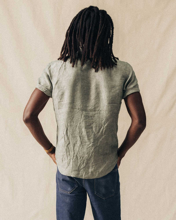 fit model showing off the back of The Short Sleeve California in Cilantro Hemp