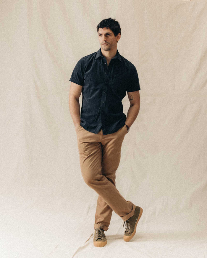 fit model posing in The Short Sleeve California in Heather Coal Cord