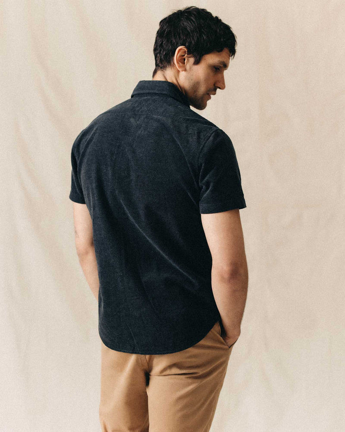 fit model showing off the back of The Short Sleeve California in Heather Coal Cord