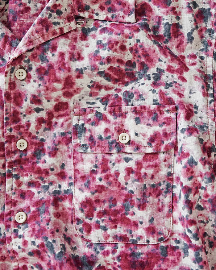 close up imagery of the pocket on The Short Sleeve Carter in Hibiscus
