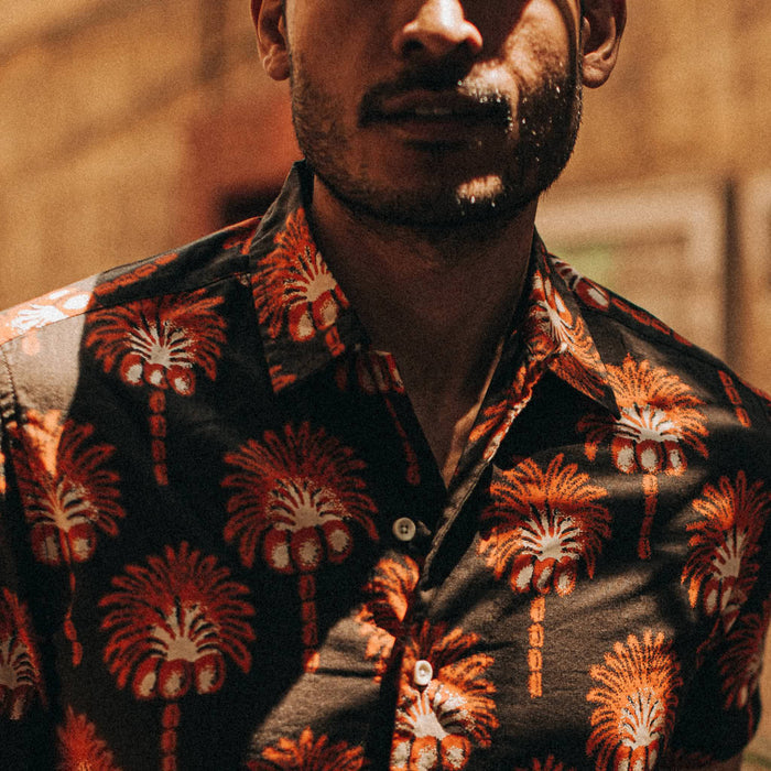 fit model wearing The Short Sleeve Hawthorne in Mirage Palm, cropped nose down