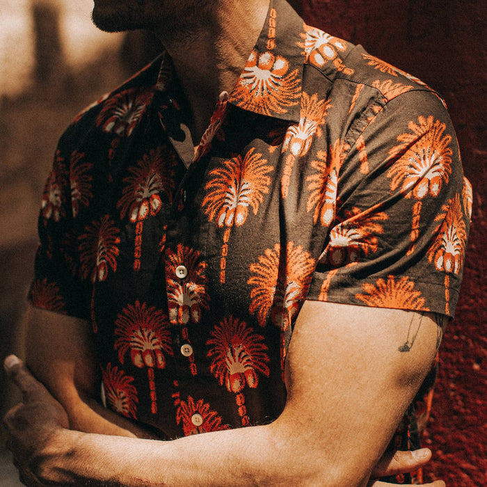 fit model wearing The Short Sleeve Hawthorne in Mirage Palm, chest shot