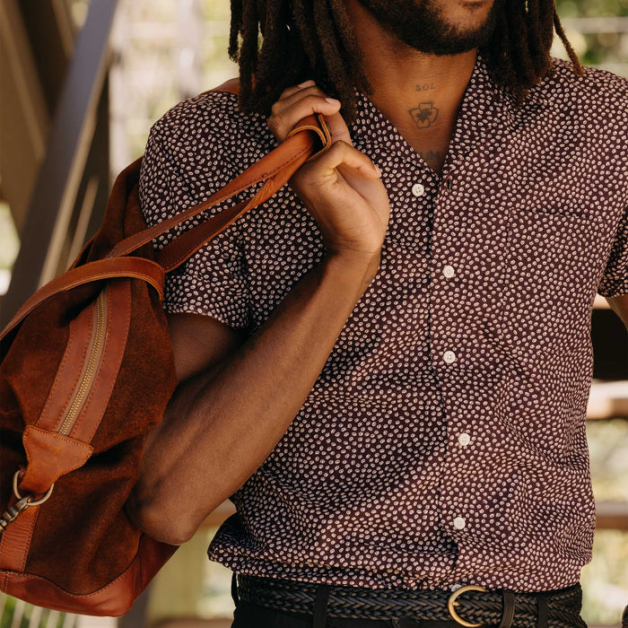 fit model holding a bag wearing The Short Sleeve Hawthorne in Port Shell