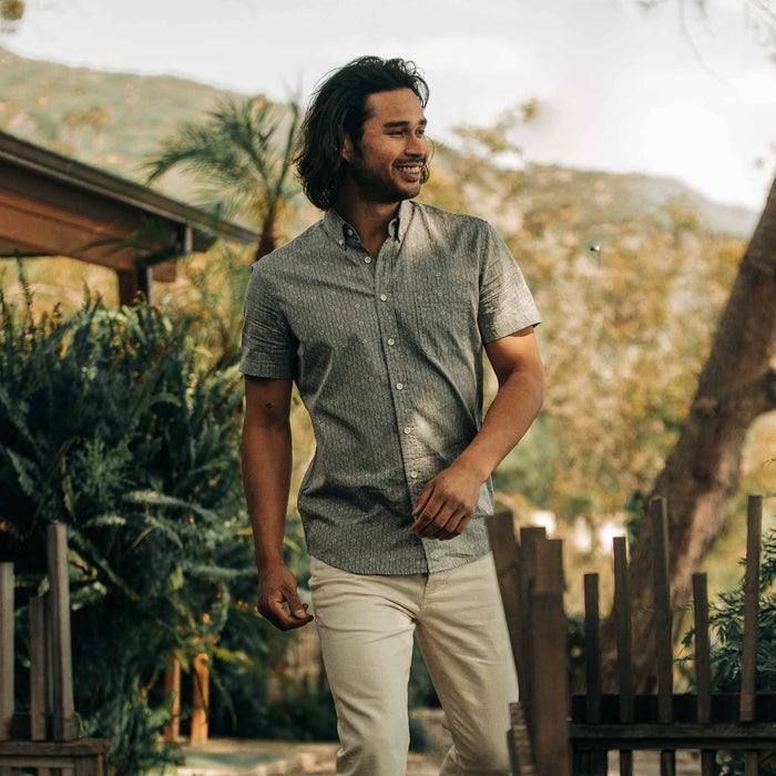 fit model wearing The Short Sleeve Jack in Ash Floral