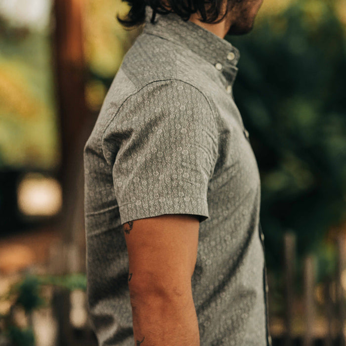 fit model standing in The Short Sleeve Jack in Ash Floral