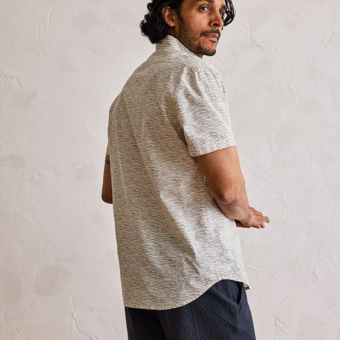 fit model showing the back of The Short Sleeve Jack in Gulf Stream