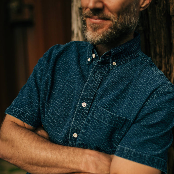 Fit model wearing The Short Sleeve Jack in Indigo Seersucker while folding his arms