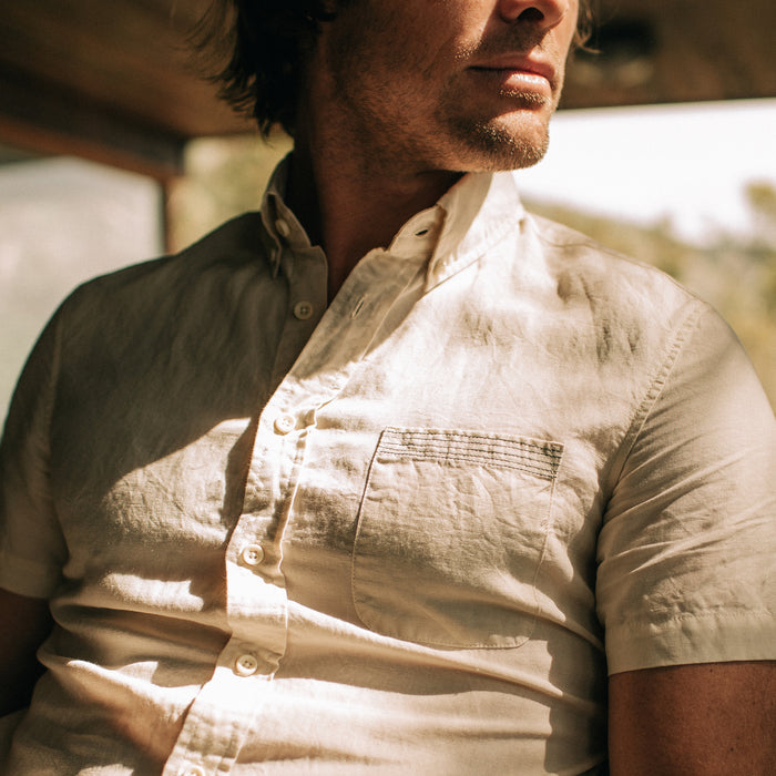 fit model wearing the The Short Sleeve Jack in Natural and Espresso