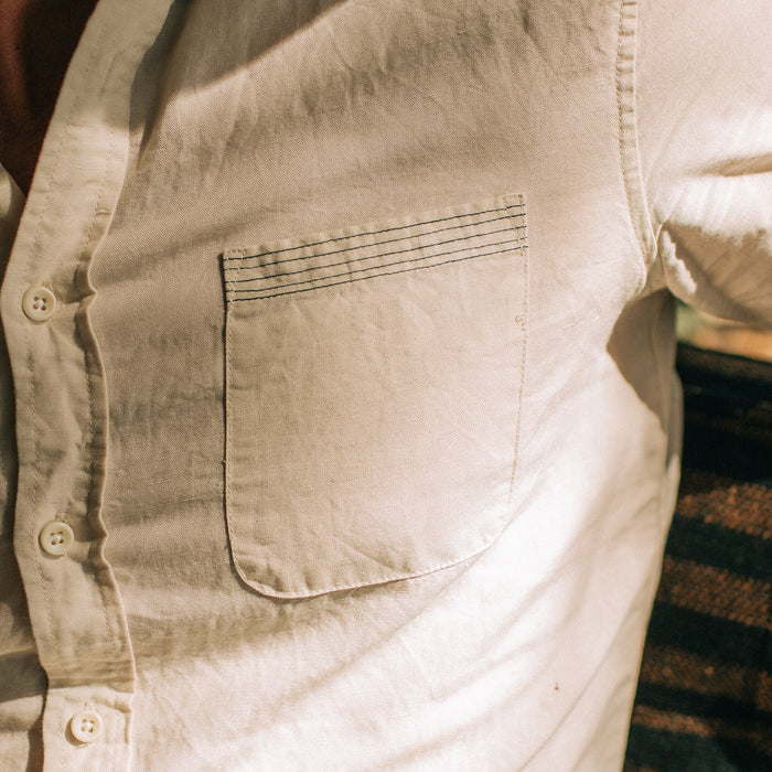 fit model showing the pocket on The Short Sleeve Jack in Natural and Espresso