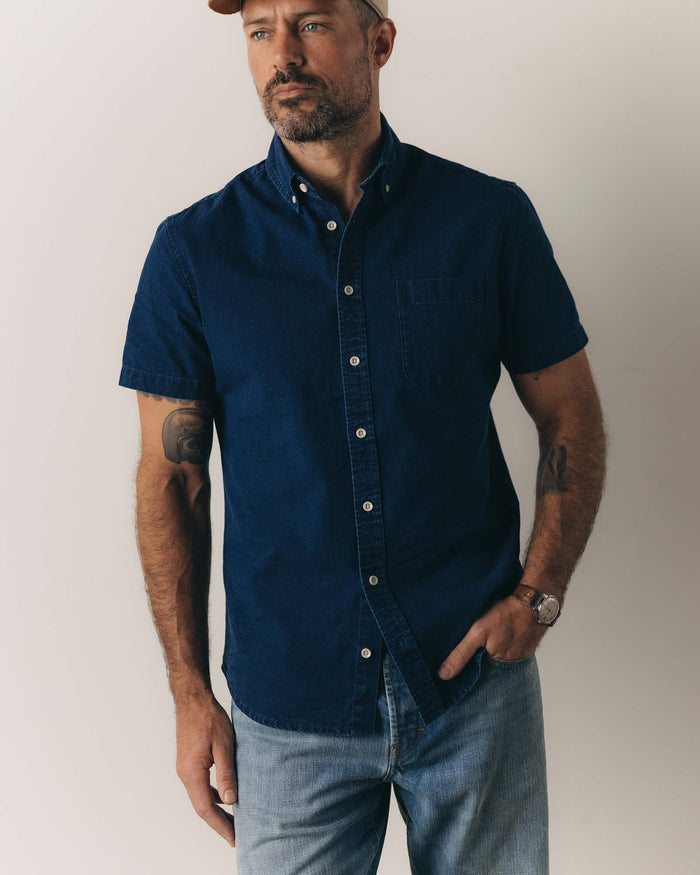 fit model posing in The Short Sleeve Jack in Rinsed Indigo Oxford