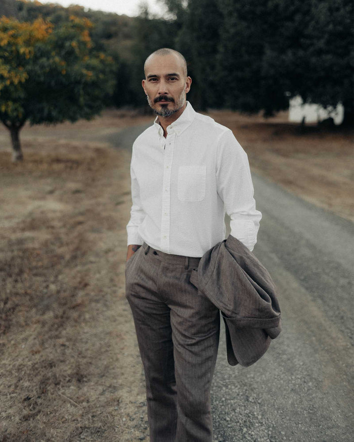fit model showing off The Stevens Trouser in Coffee Linen Herringbone