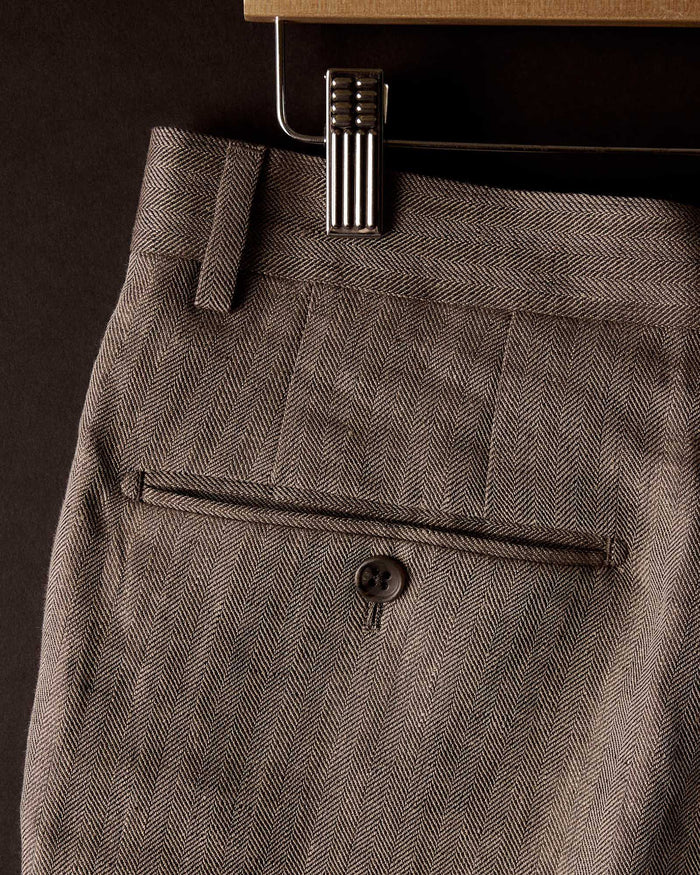editorial image of the back pocket The Stevens Trouser in Coffee Linen Herringbone