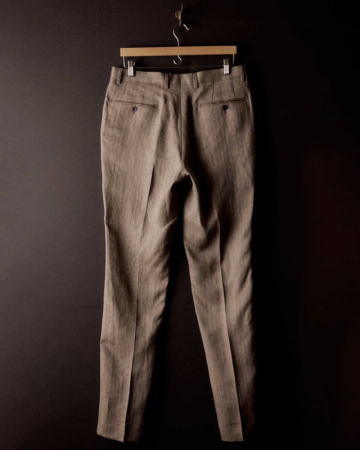 editorial image of the back of The Stevens Trouser in Coffee Linen Herringbone