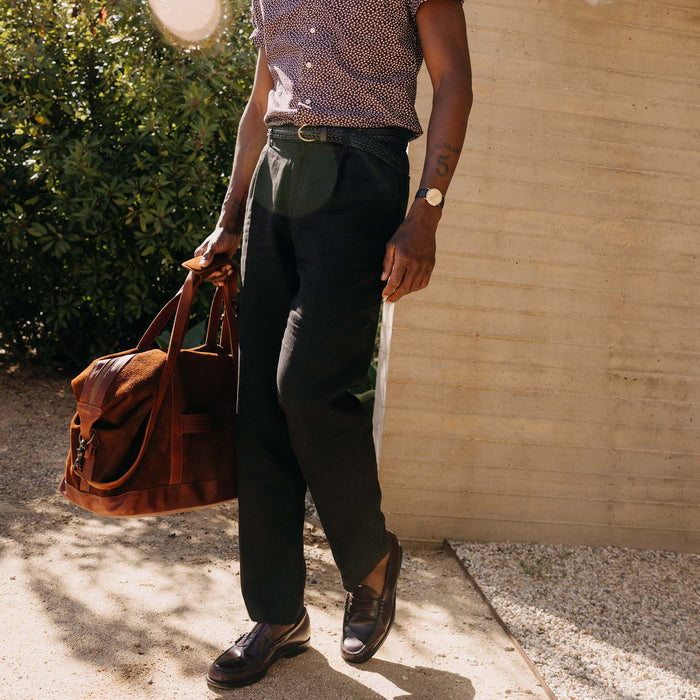 fit model posing in The Thomas Trouser in Coal Linen Twill