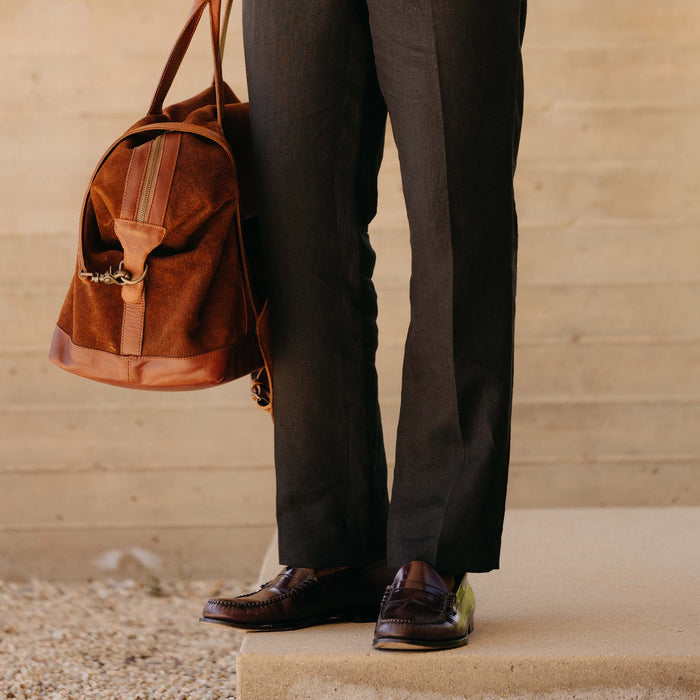 fit model showing off bottom hem on The Thomas Trouser in Coal Linen Twill