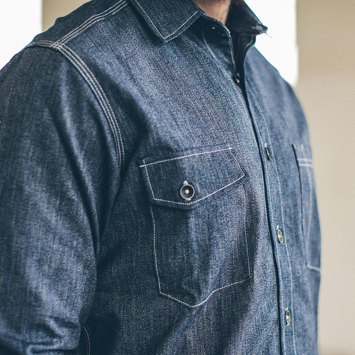 The Utility Shirt in Indigo Salt & Pepper Chambray fit model