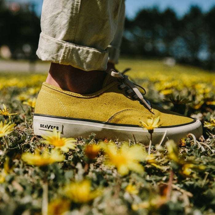 fit model wearing The Vista Sneaker in Gold Boss Duck, side profile
