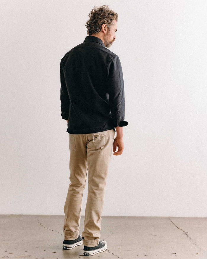 fit model showing off the back of The Yosemite Shirt in Coal