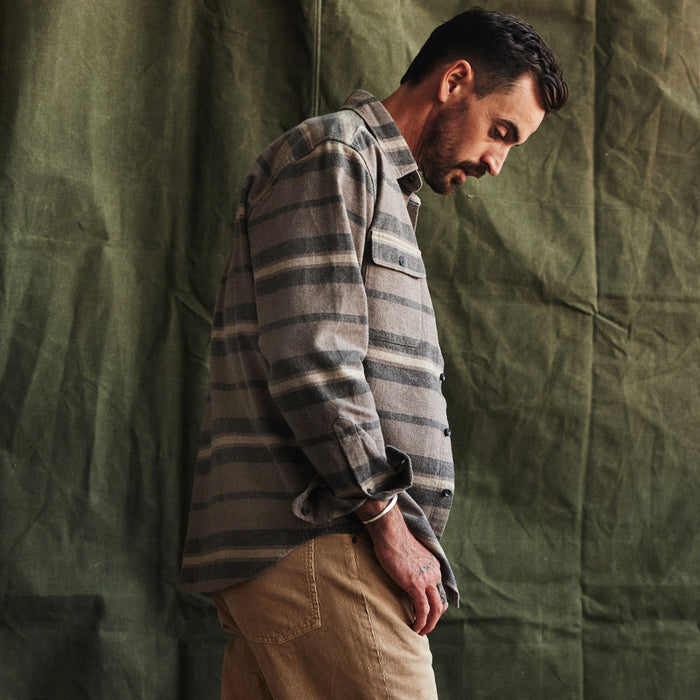 fit model showing the side of The Yosemite Shirt in Graystone Heather Stripe